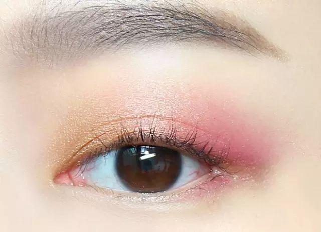 step4:桃红色的珠光眼影晕染在眼尾的位置,下眼睑的眼尾也晕染少量桃