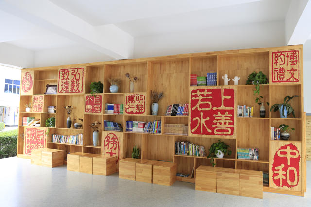 横店小学教育集团 书吧一角 " 随着书香校园工程的逐年推进,我市中