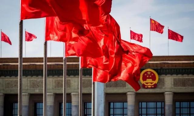 人民大会堂飘扬的中国国旗 图源:网络