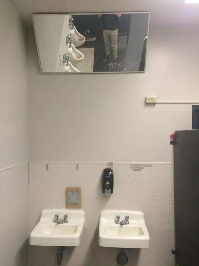 ▼ 一个网友学校男厕所的镜子… 偷窥专用?