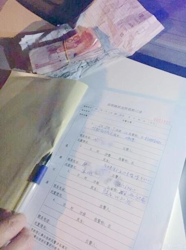 是现金,大概一万左右,而另一辆车轮胎处还有一沓一万块现金,想着现在
