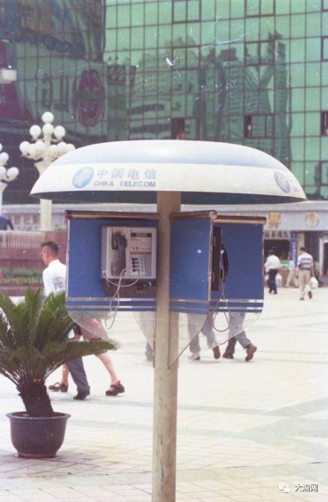 图为20世纪90年代解放碑的公共电话亭