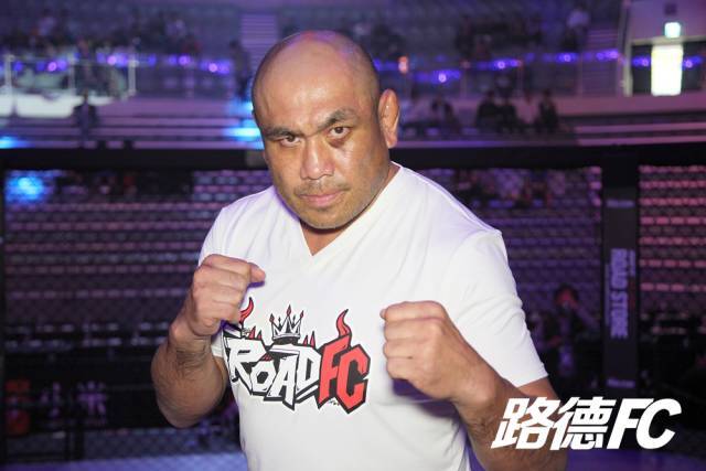 相比于新手的敖日格乐,身高是183cm,体重为109kg的藤田和之在日本格斗