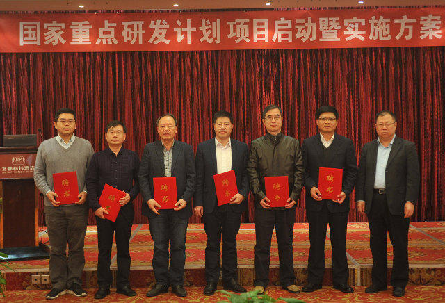 岳清瑞董事长向特聘专家组专家颁发证书(左起:陆新征,赵军,黄培彦