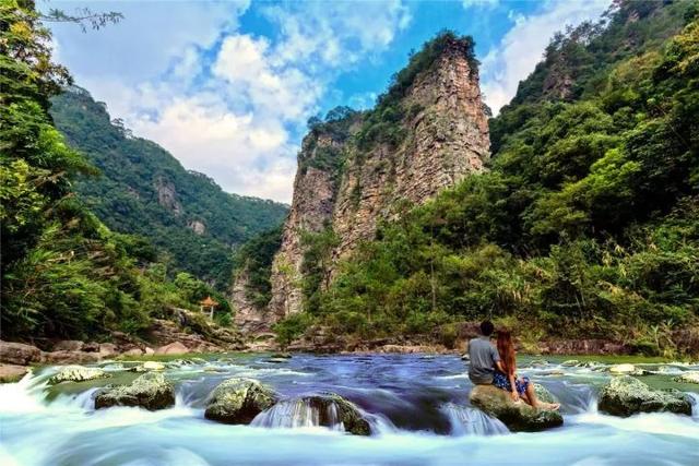 在封开著名的景点"粤西第一奇峰"千层峰