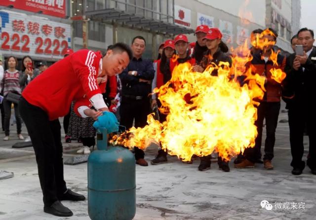 大洋百货购物广场今天很"火",市民围观学消防