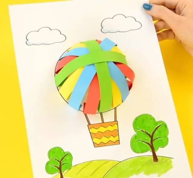 先在纸上画出热气球的大体轮廓,喜欢怎么画就怎么画.