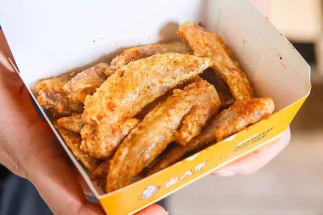 重点在"萌妹子" 金 鸡 翅 不同于其他家的炸鸡翅尖,他家的翅尖并没有