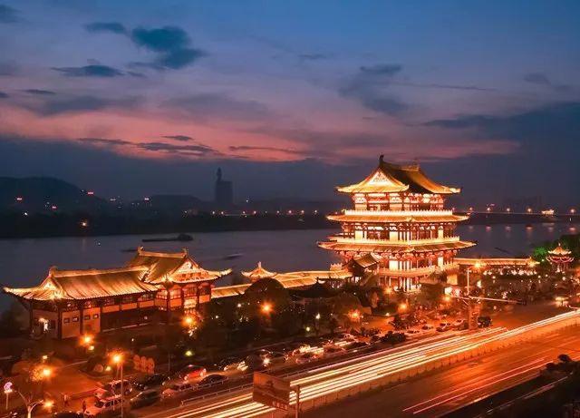 风帆广场是湘江风光带上的标志性建筑,因一张张开的风帆而得名.