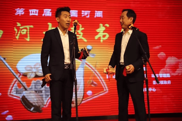 龚浩川,郭迎欢表演对口快板《唱唱心里话》.