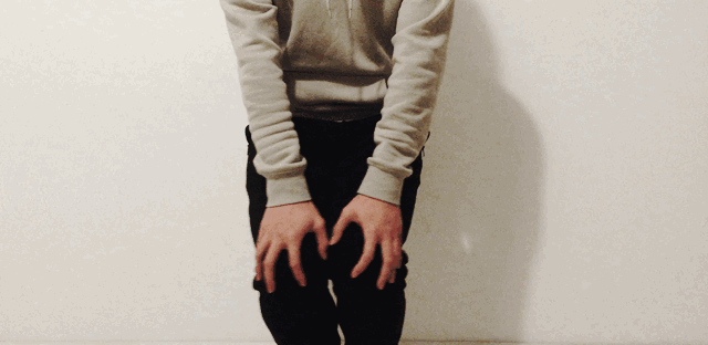两手叉腰,顺时针方向转腰,带动肚脐以下的两胯和两膝做小幅度旋转.