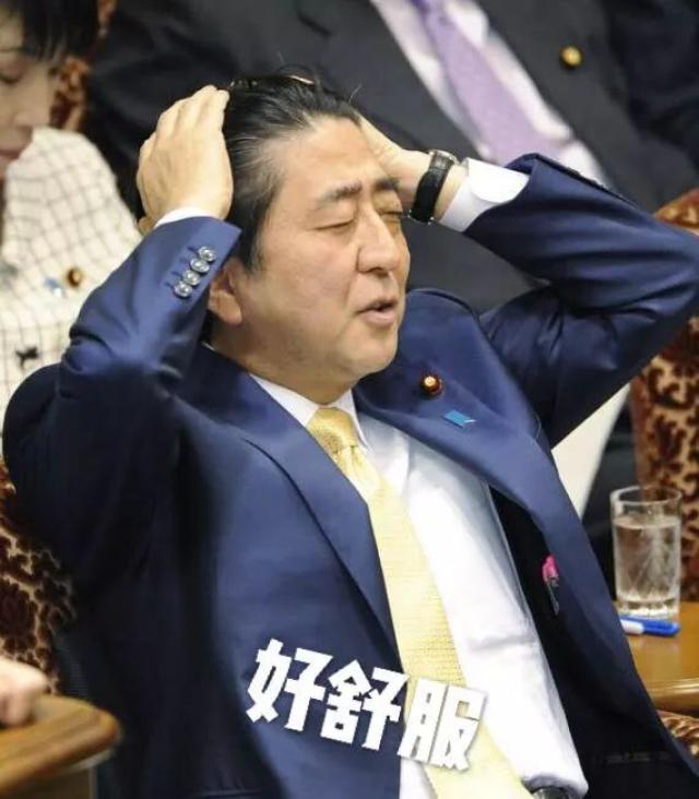 安倍进军表情包,在政客为吸粉玩的仙儿招里这不算啥