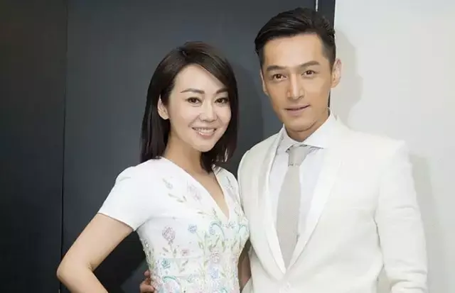 差不多的合照,闫妮的脸却和胡歌一样大,不是故意黑闫妮,只是为了做个