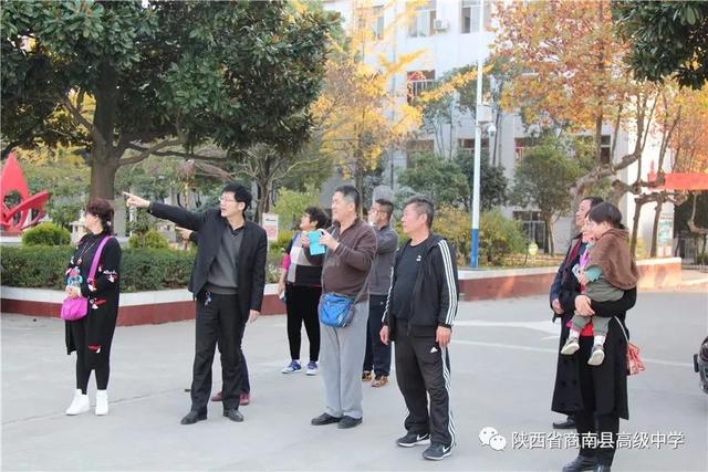 馆父亲的铜像前,他和其他亲属们先后与铜像合影留念,并写下"商南一中