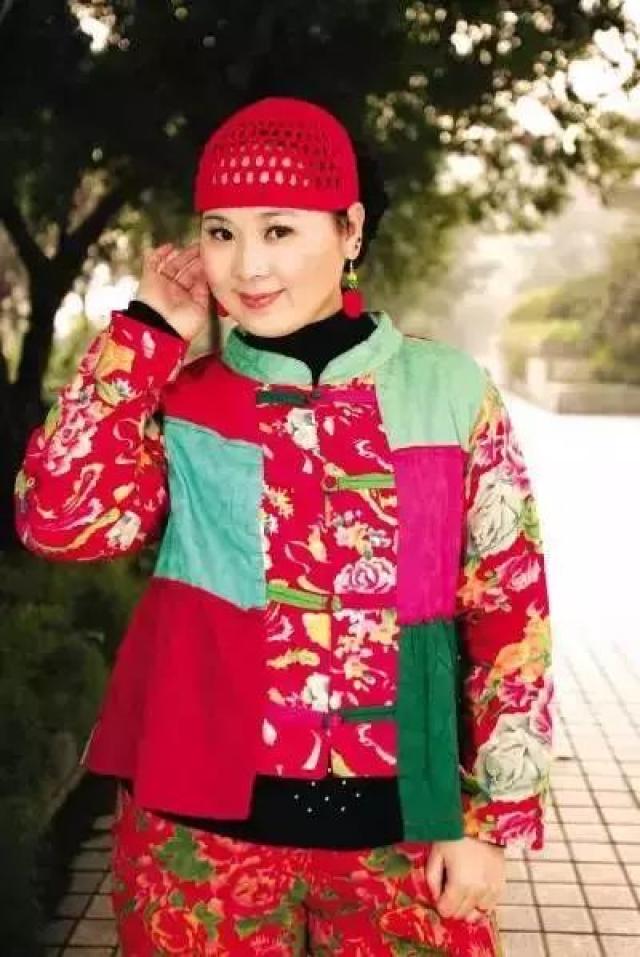 媛凤不仅为重庆观众熟知,她也是川渝两地最有知名度的方言演员.