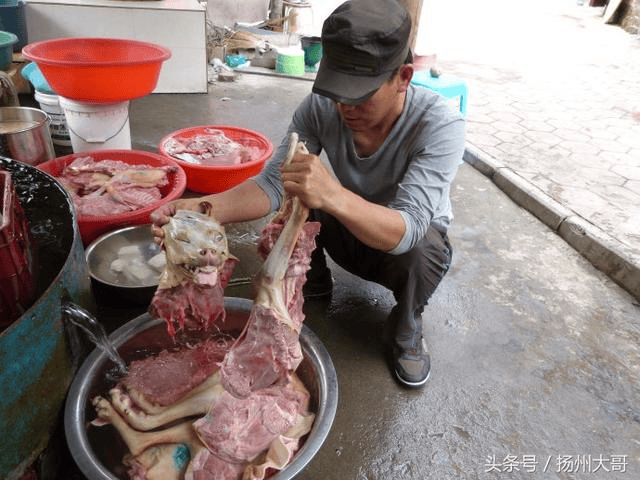 朝鲜族人喜欢吃狗肉,首先认为吃狗肉可以清热解毒,特别是夏天出汗消耗