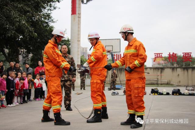 哇,一排身着消防员服装的叔叔过来了,叔叔们为我们展示了各式各样的