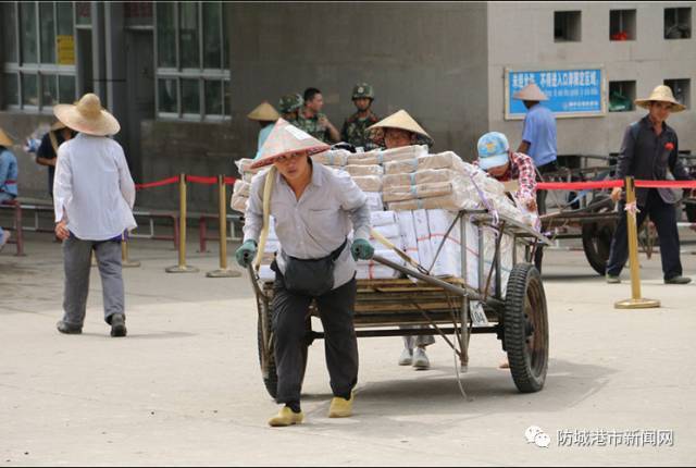 就是由边民拉着板车进行跨国贸易.