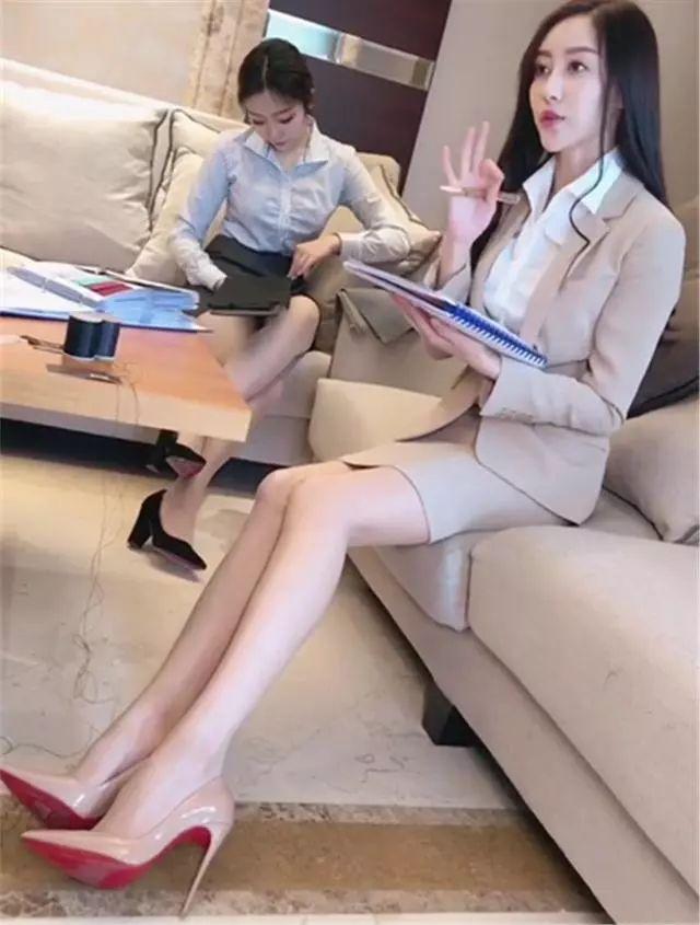 披着一头长发,瓜子脸,精致的五官,银色细底高跟鞋,黑色丝袜