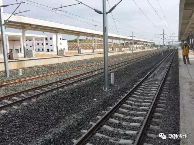 ,铜仁站房已投入使用,万山和大宗坪站体工程已完工,正在进行