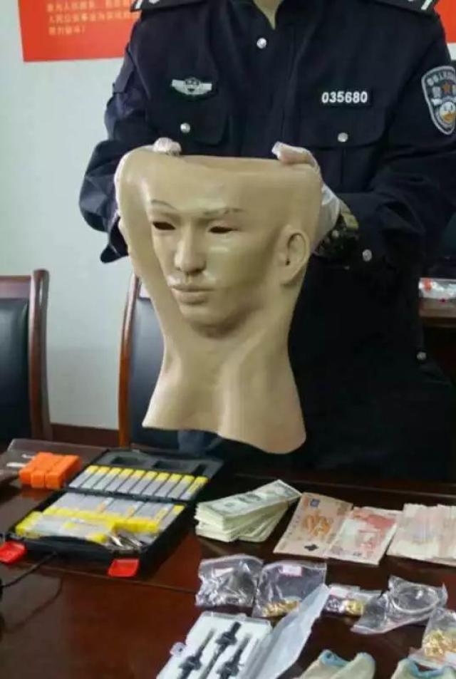 经过搜查,民警搜查出硅胶面具以及假发,手套,墨镜以及锡纸等作案工具