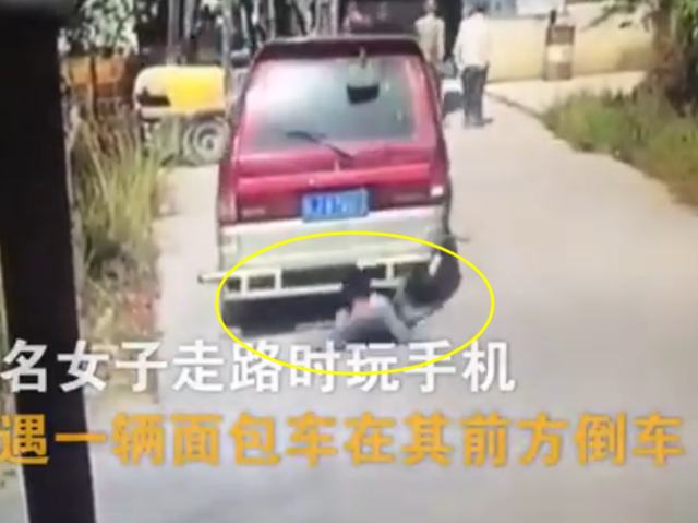 手机玩师傅被压叉车视频车底a手机抬车救人-汽车频道-美女子凯教程瑞图片