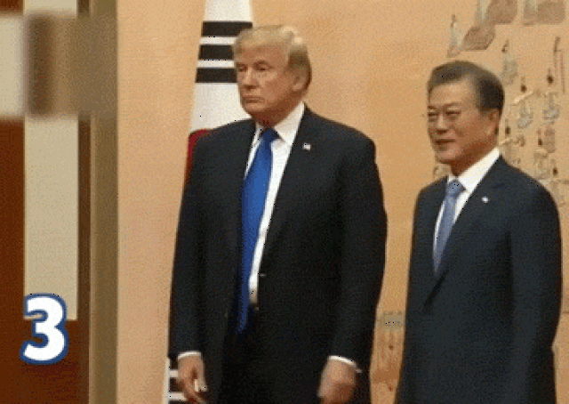 之后的会谈中,两人的握手更加微妙,特朗普的表情较为冷漠,只是在一