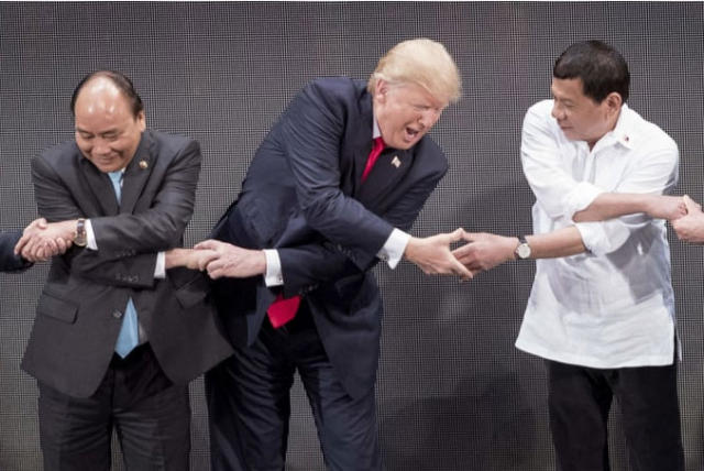 东盟峰会传统握手礼 特朗普握手"表情包"引美媒嘲讽