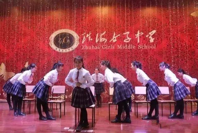 珠海女子中学  投稿人:ahahaha 女中在校服设计上花费了很多心思 款式