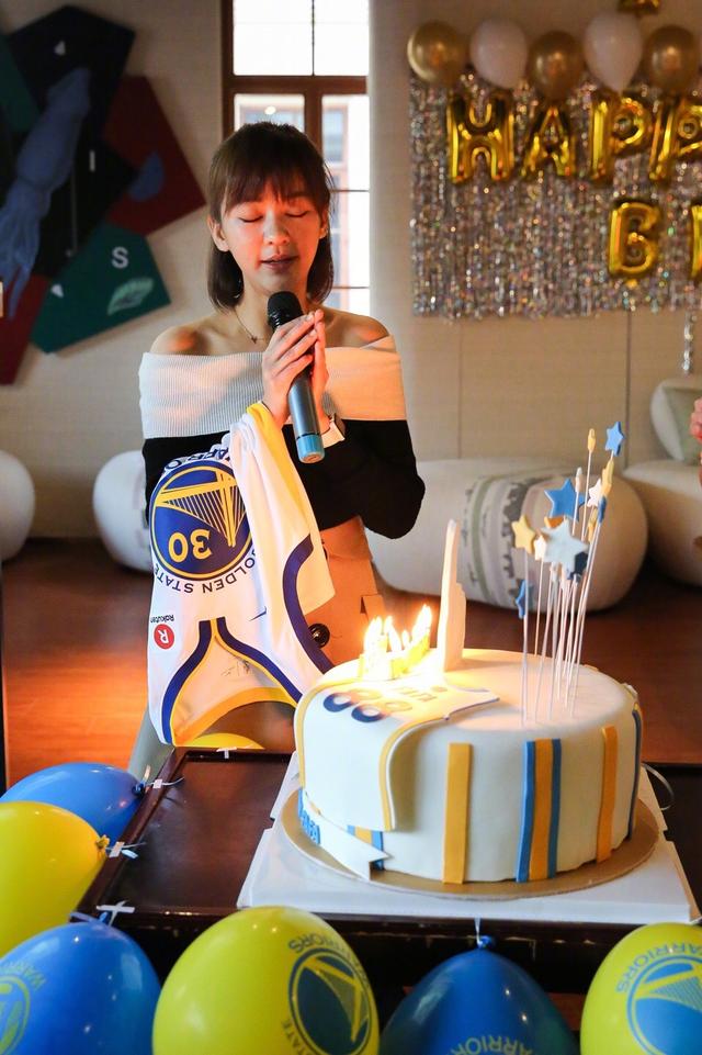 充满勇士元素!女神级勇蜜陈意涵度过35岁生日
