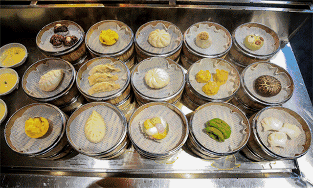 巧克力慕斯 提拉米苏 蛋挞 糕点 虾饺还有鲜榨果汁 水果等数不胜数!