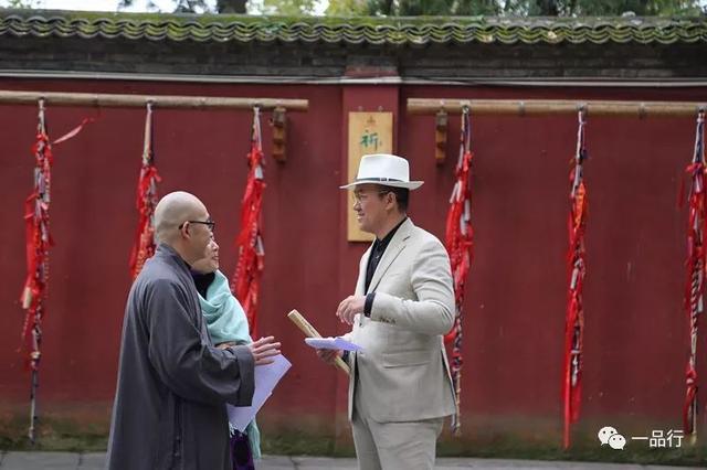 随后监院宽显法师亲自带领一品行团队参观护国兴教寺和三藏塔院,三藏