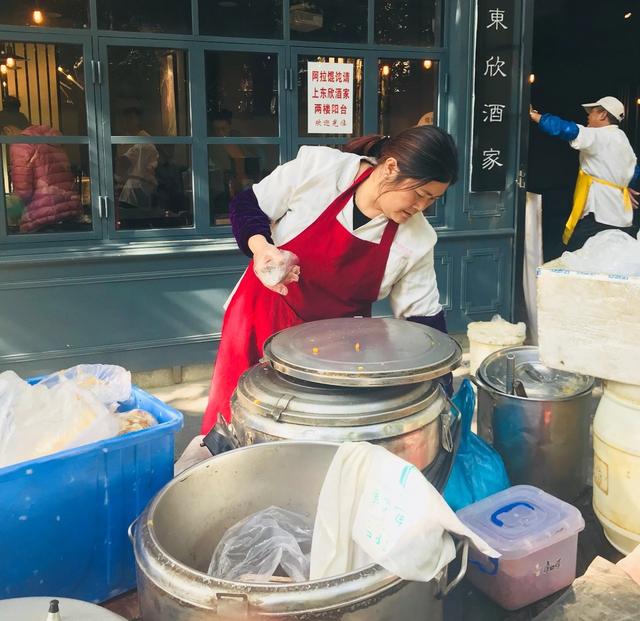 阿姨总是尽心尽力地捏着饭团,紧实丰满,特别实在.