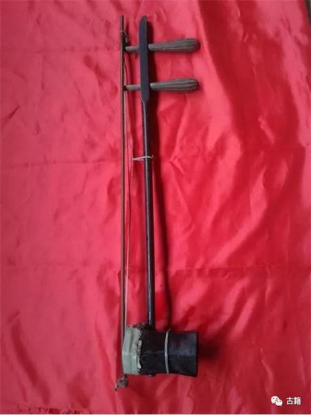 2,琴筒上题写了富溪俱乐部了二胡(全貌)