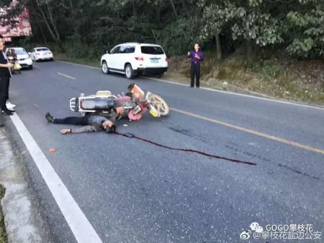 昨天216线一摩托车摔倒在地,驾驶员头部受伤流血几米长,盐边公安局