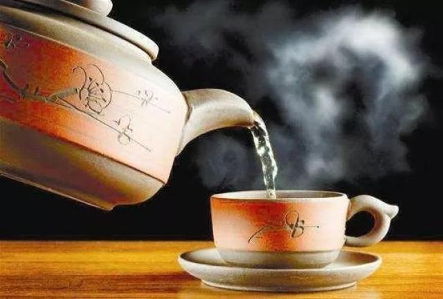 一般来讲,客人喝过几口茶后,即应为这续上,绝不可以让其杯中茶叶见底.