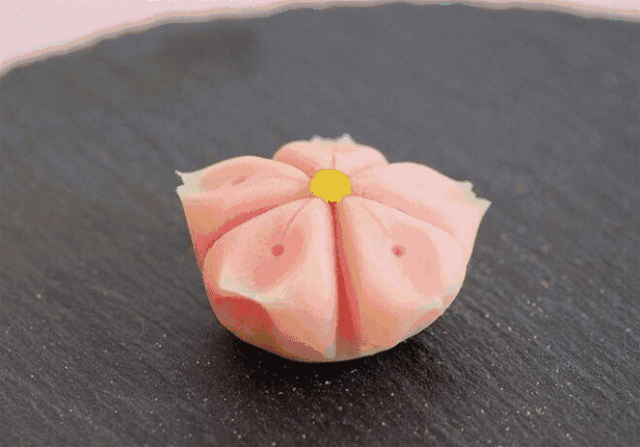 它们形状各异,有柔美的樱花,可爱的小兔子