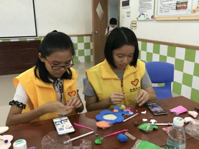 本次活动手工制作的这批作品,下周将会由社区亲子家庭进行爱心义卖,爱心义卖的款项将会用来帮忙社区的困难家庭。 金 沙 社 区 游历史基地 学时政知识 近日,金沙社区党总支部、金沙家综携手党员志愿者以及行动方便的残障人士及其家属开展了一场意义深远的外出学习活动。活动旨在进一步推动党员志愿服务工作机制化、常态化,发扬志愿者奉献、友爱、互助、进步的服务精神,加深对残障人士的关爱理念。 参观党员教育基地佛山邓小平纪念展馆和清晖园时,大家深刻体会到了佛山顺德在改革开放政策指引下迅猛发展以及人民生活水平的显著