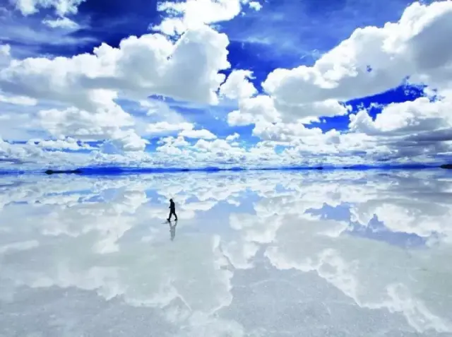 它叫乌尤尼盐湖(uyuni salt flat),一个被称作"天空之镜"的地方.