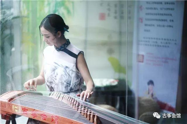 【艺术总监】付娜老师为著名古筝演奏家,二人力图以弘扬,传承,普及国