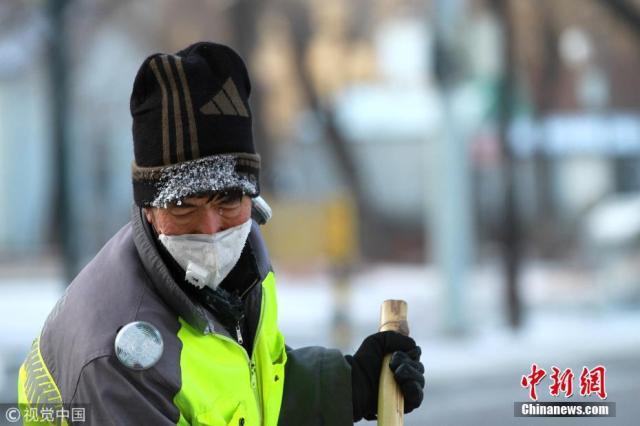 哈尔滨强冷空气来袭 市民哈气成霜渔船裹被防寒