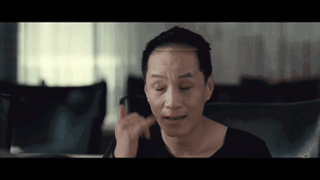 《不要和陌生人说话》之后,差不多有20多个差不多的本子递到他手里