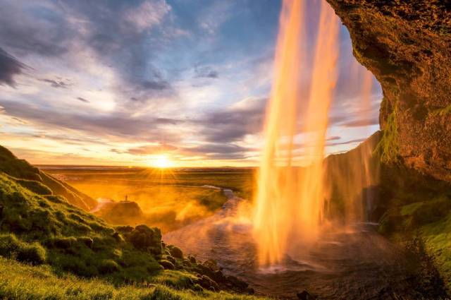 冰岛遍布大大小小的瀑布,有的宽广,有的高大;有的气势磅礴,震撼人心