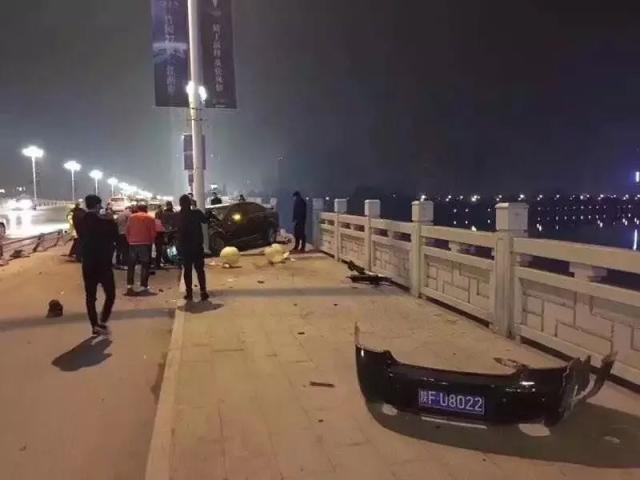 今凌晨汉中二号桥发生交通事故,夜间行车注意