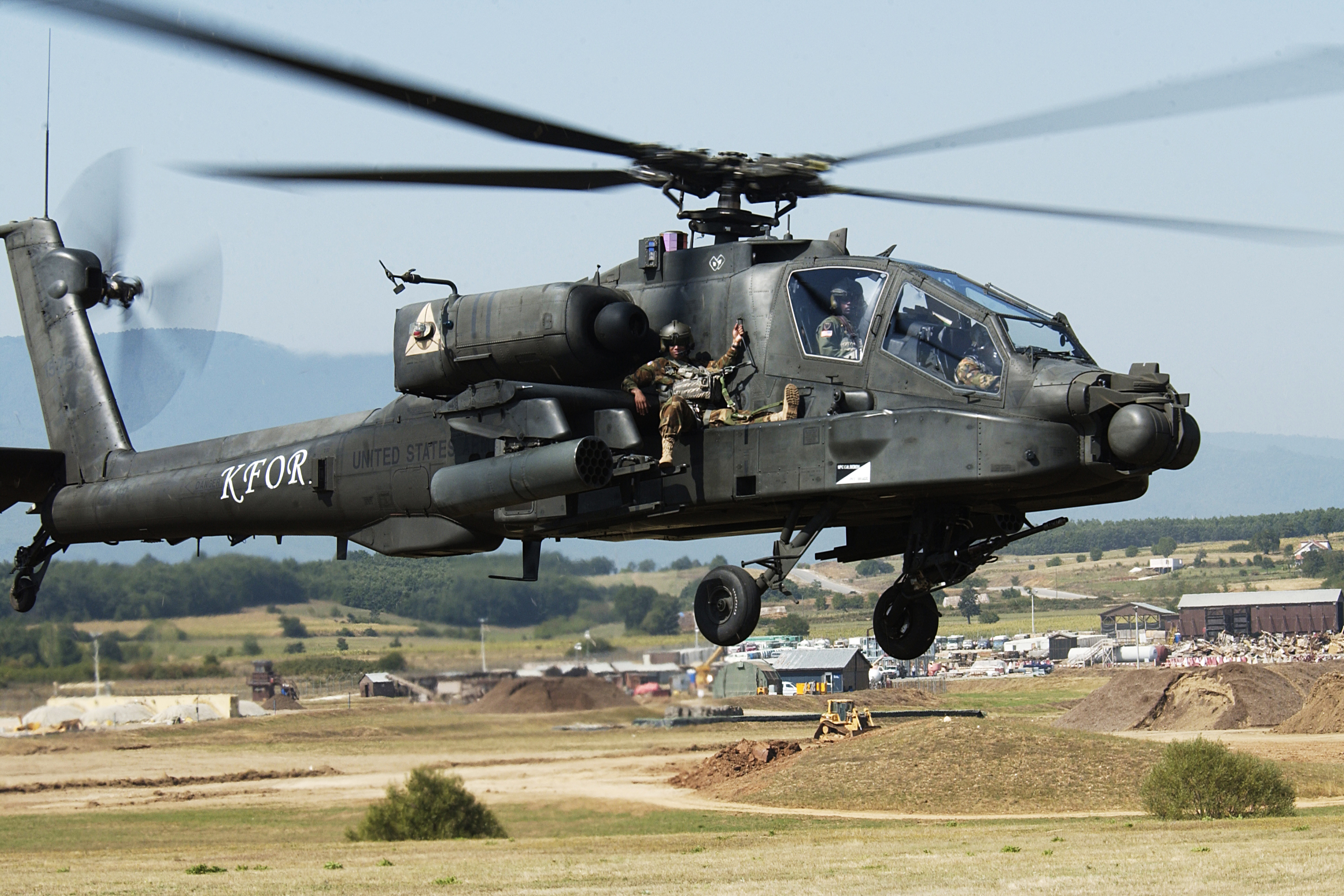 美军派出阿帕奇武装直升机升空参加实战