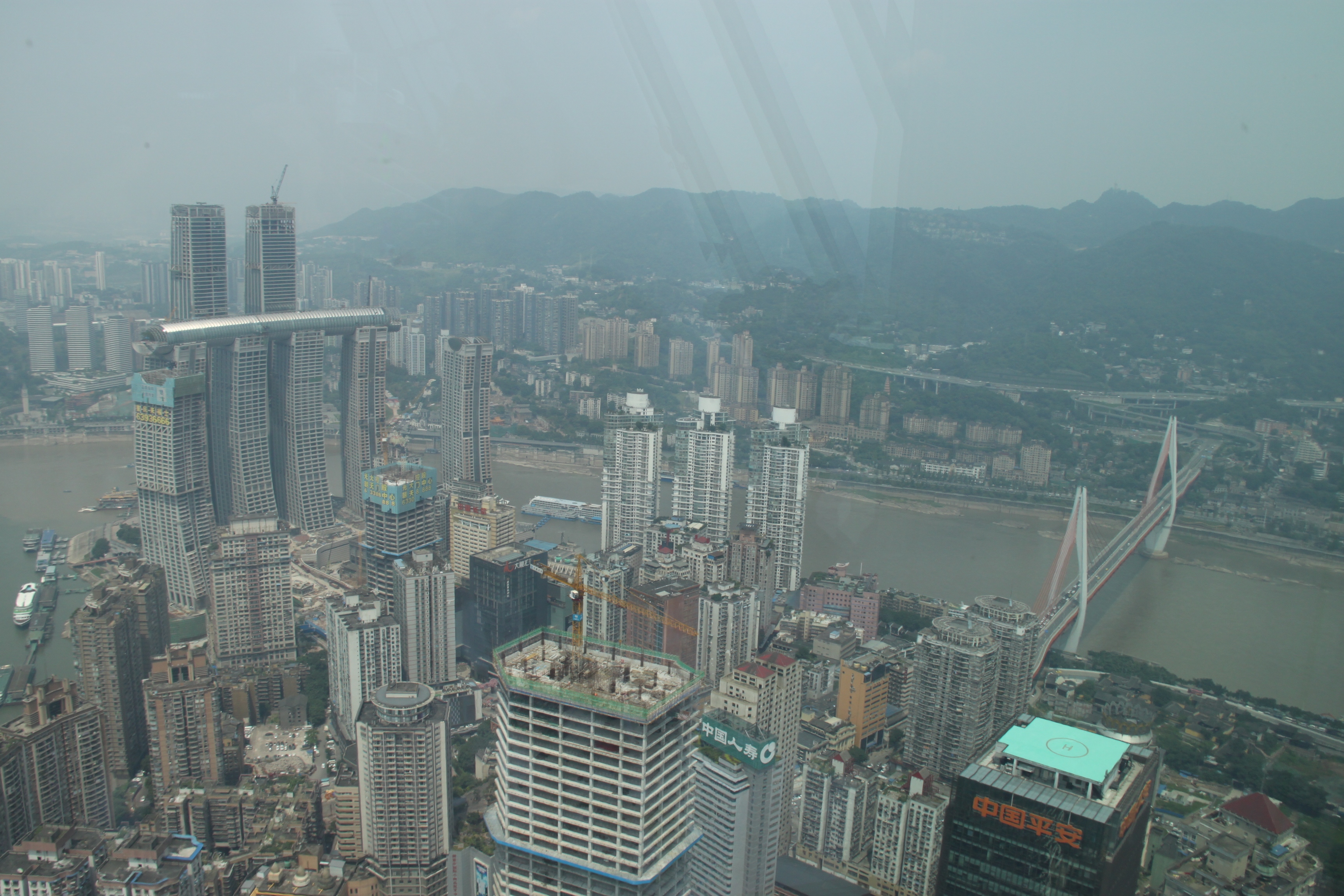游解放碑登第一高楼俯瞰重庆主城巨变