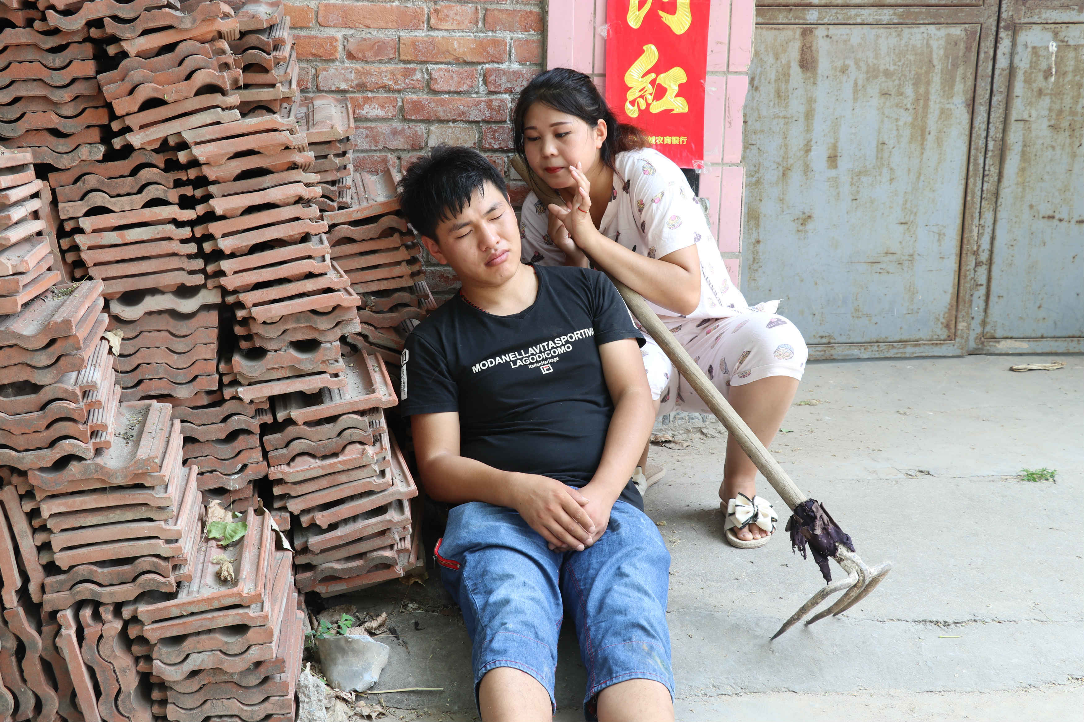 小寡妇看光棍在路边睡觉,于是套路光棍帮忙下地干活,结局太逗了