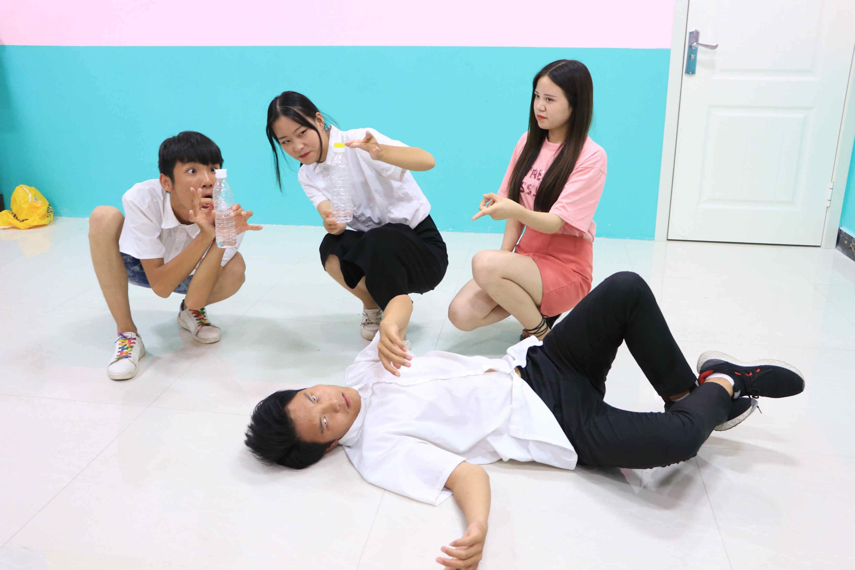 老师让同学玩转圈圈游戏没想全班只有女同学一个人完成真有趣