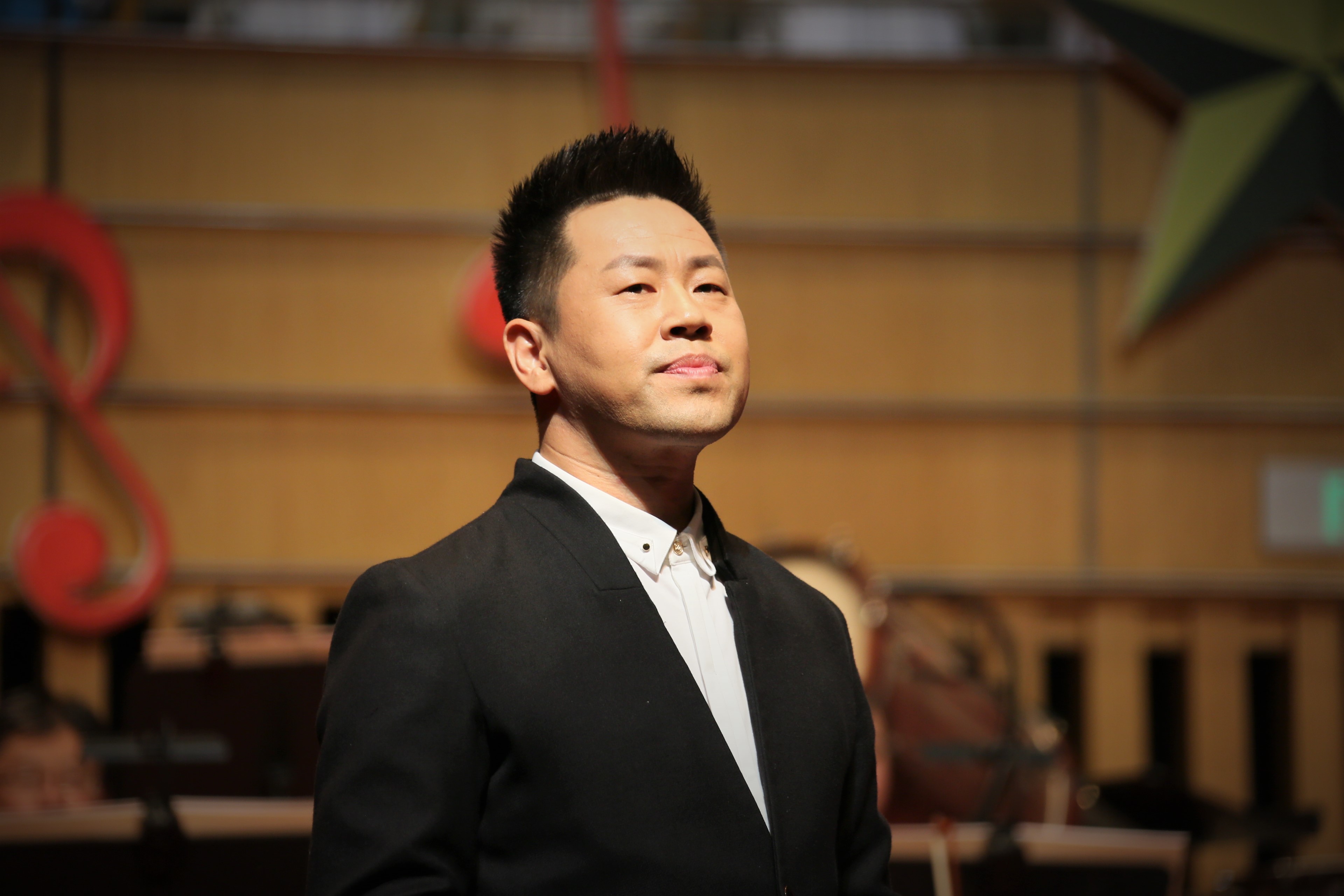 青年歌唱家闫寒天下农民是一家