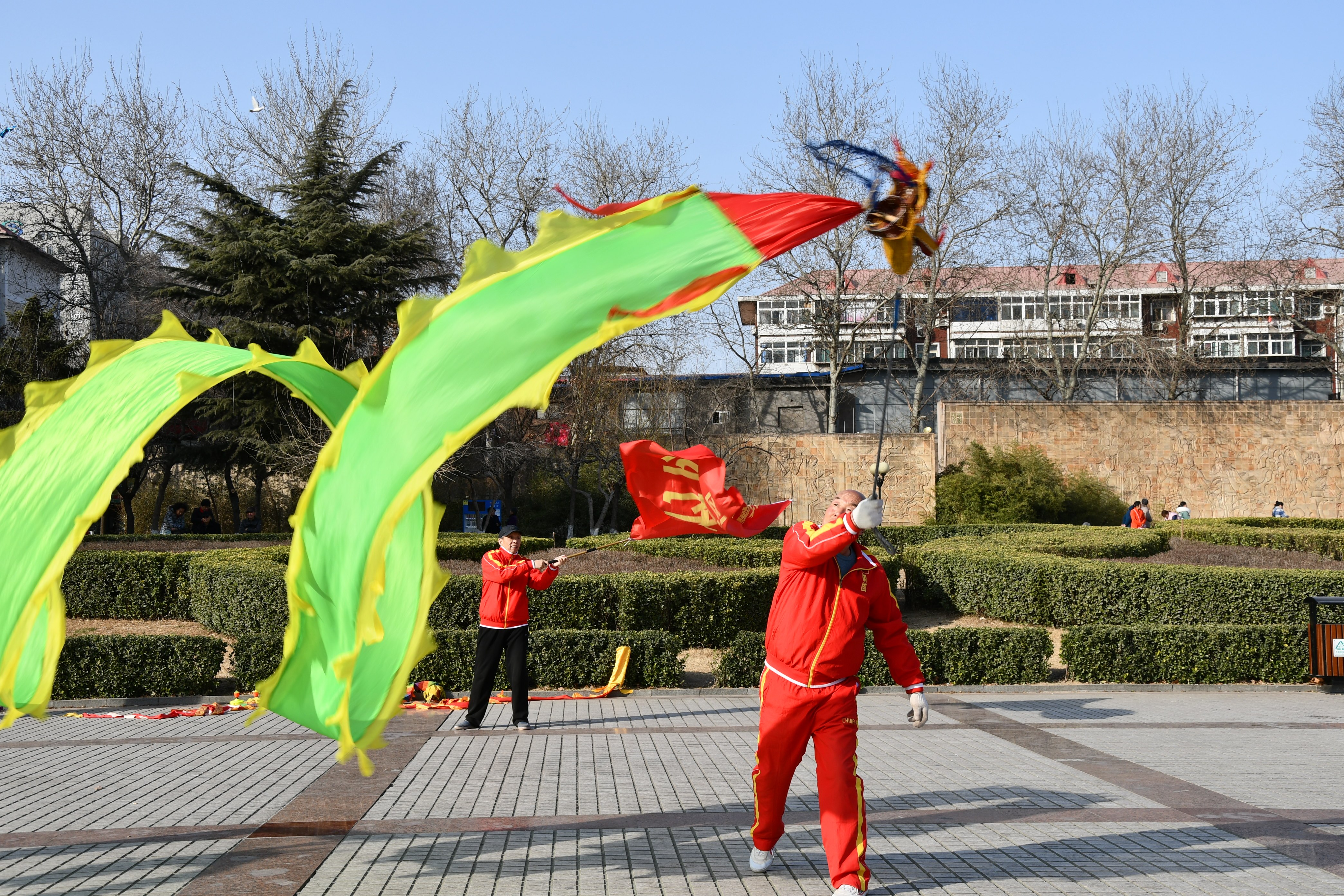 抖空竹大鹏展翅图片